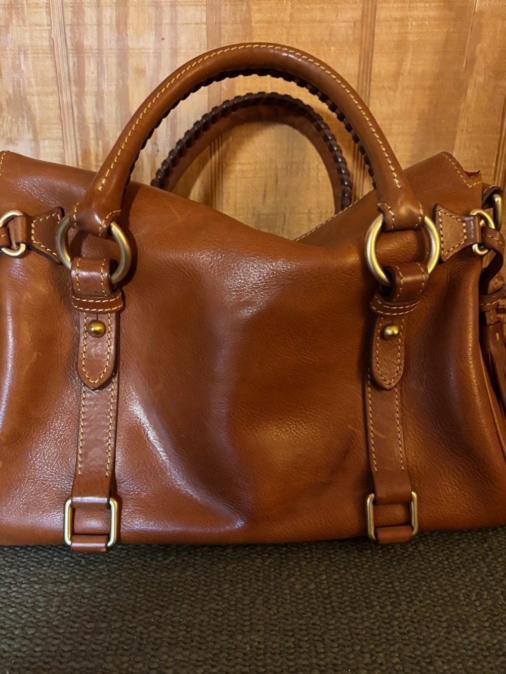 Dooney & Bourke leather tan handbag with Chain Accents & charms. - Picture 2 of 5